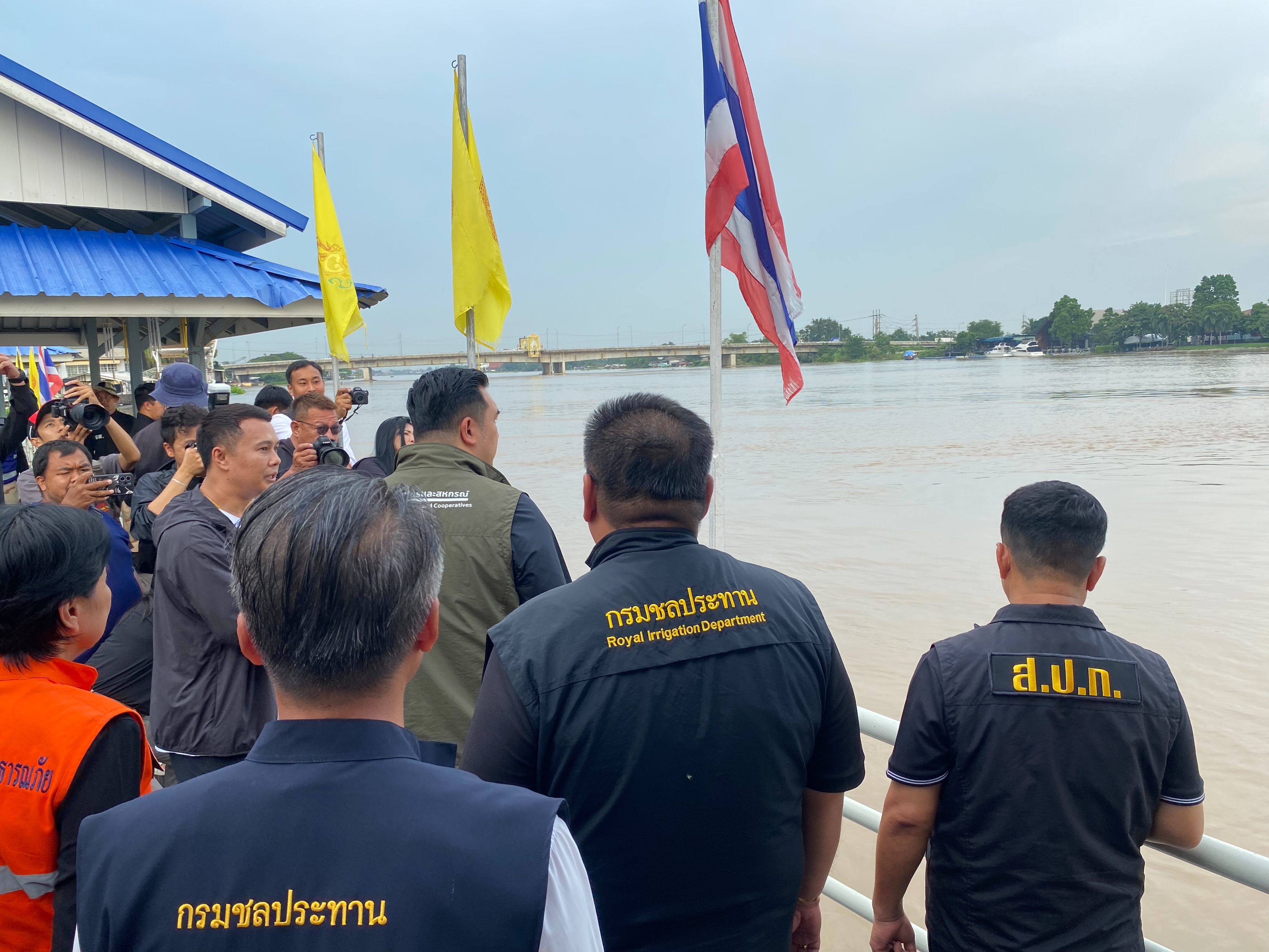 title - ส.ป.ก. ติดตามรมช.เกษตรฯ ช่วยเหลือพี่น้องผู้ประสบอุทกภัย ในเขตจังหวัดปทุมธานี